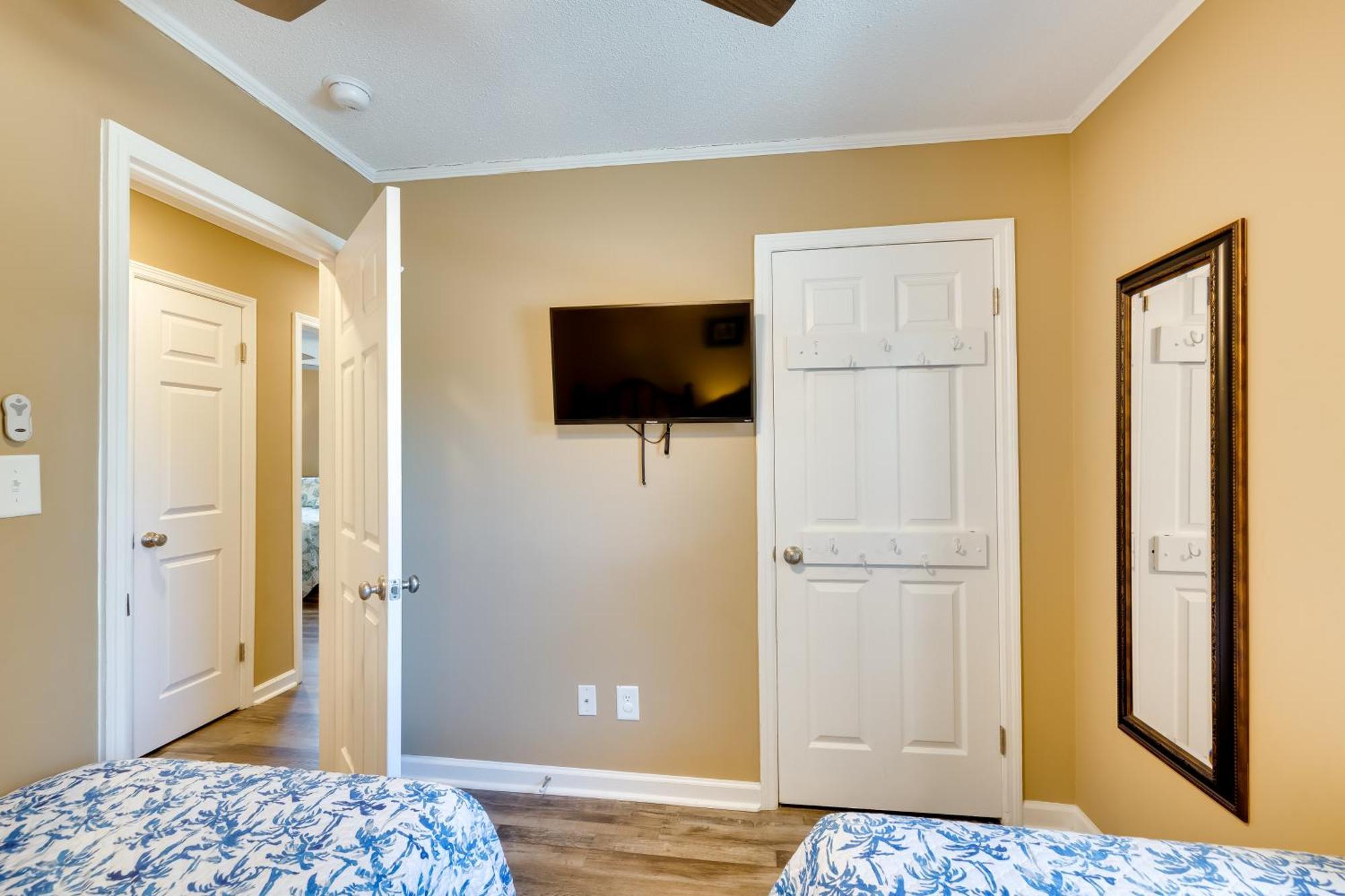 Lovely Emerald Isle Home, Walk To Beach! Экстерьер фото