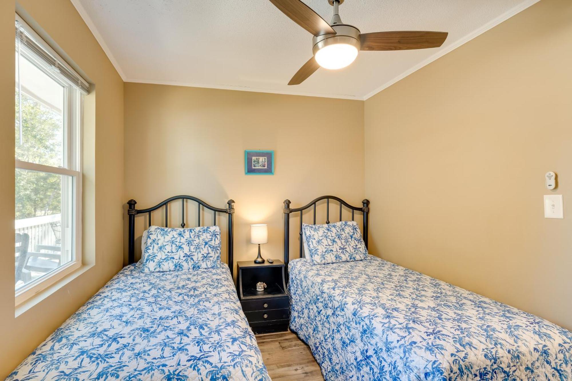 Lovely Emerald Isle Home, Walk To Beach! Экстерьер фото