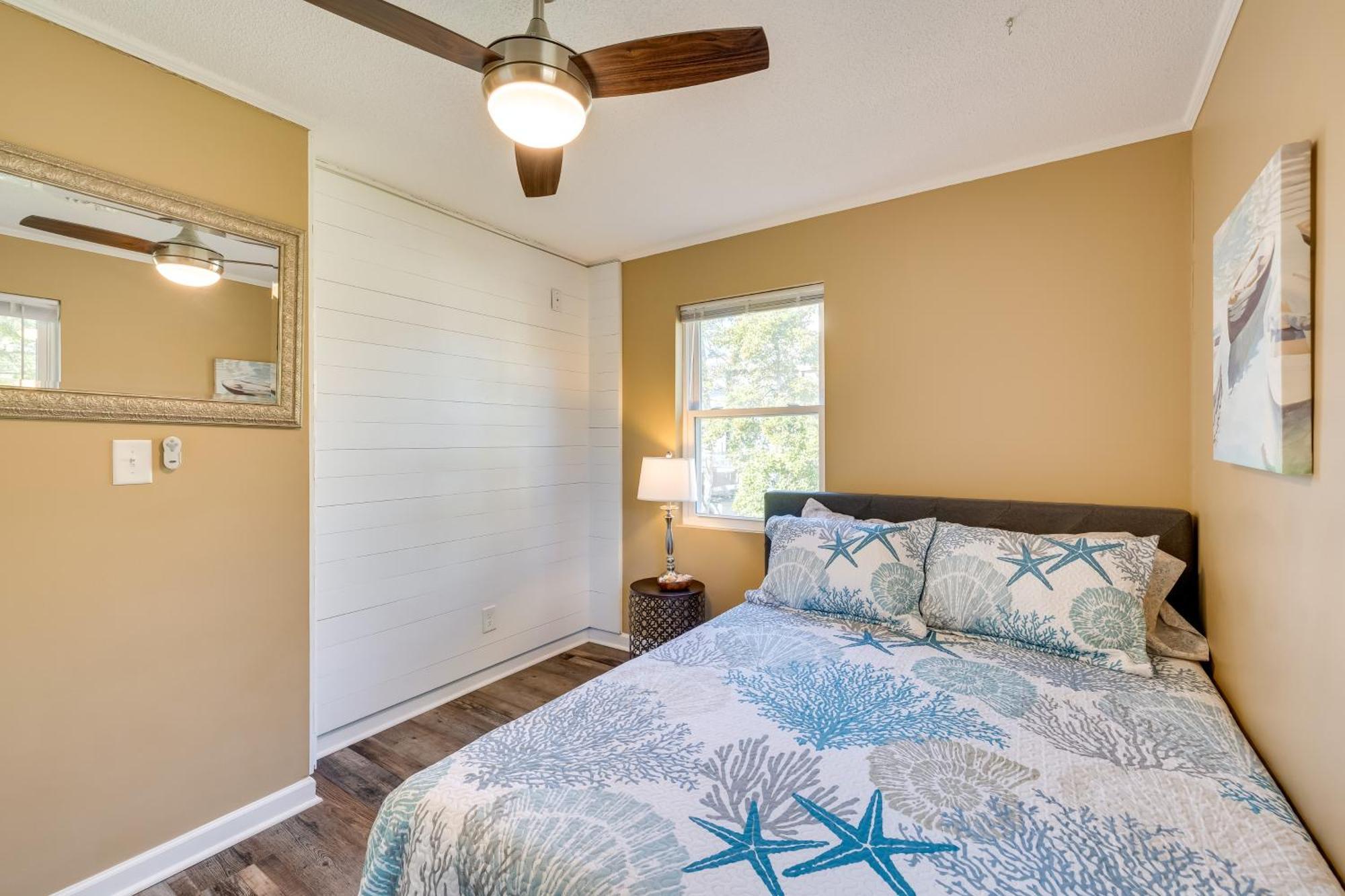 Lovely Emerald Isle Home, Walk To Beach! Экстерьер фото
